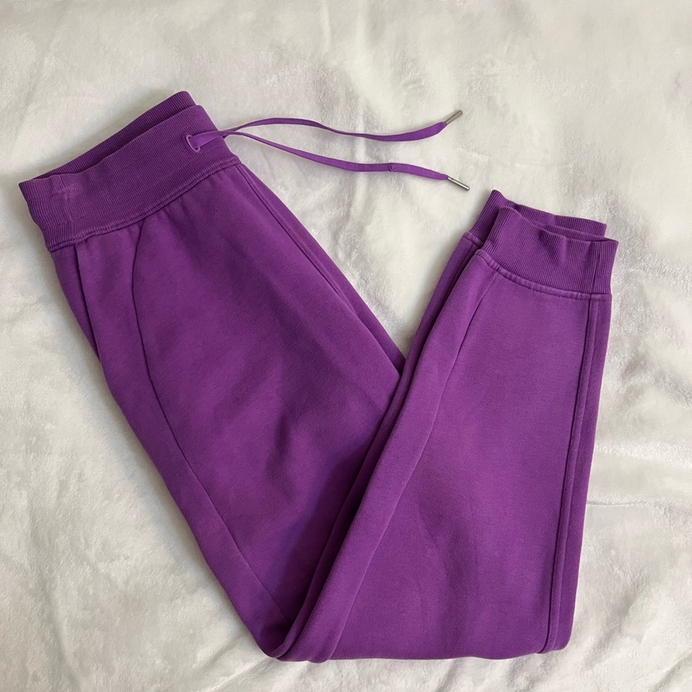 lululemon athletica Joggers in Vibrant Purple
